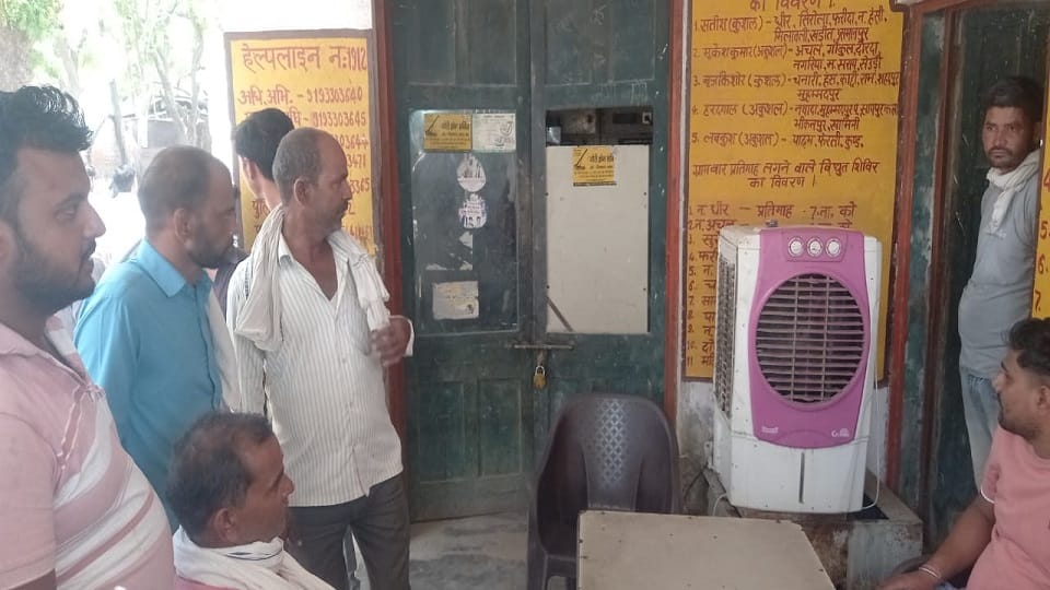 Power supply crisis in Firozabad villagers locked electricity office created a lot of ruckus