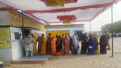 Prayagraj: कहीं जातीय समीकरण तो कहीं रोजगार व विकास के मुद्दे पर पड़े वोट, मतदाताओं ने अंत तक साधे रखी चुप्पी Somewhere the votes were cast on caste equation and somewhere on the issue of employment,
