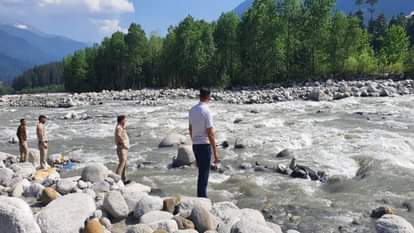 ब्यास नदी में बहे दो टूरिस्ट
