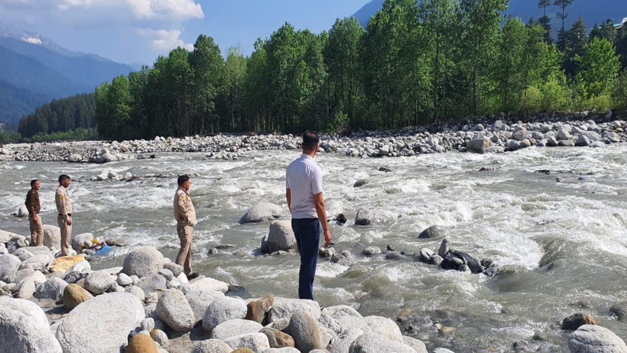 Two tourist drowned in Beas river Kullu Manali Himachal Pradesh