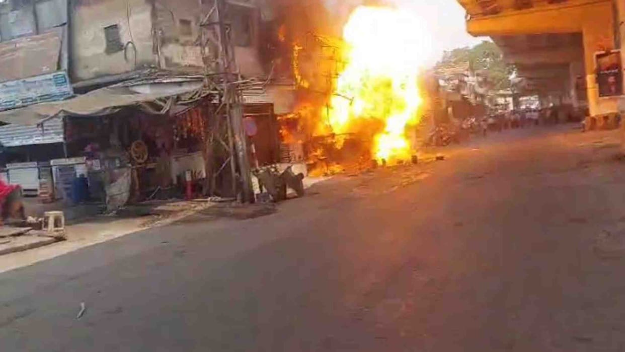 Ajmer News: Fire broke out due to gas cylinder explosion in a dhaba in front of the railway station.