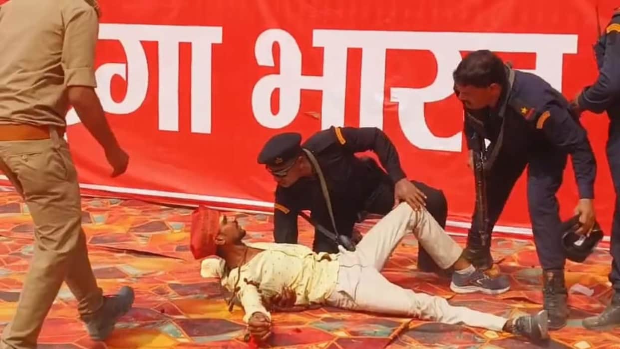 Youth reached former CM Akhilesh stage caught by SPG in ballia
