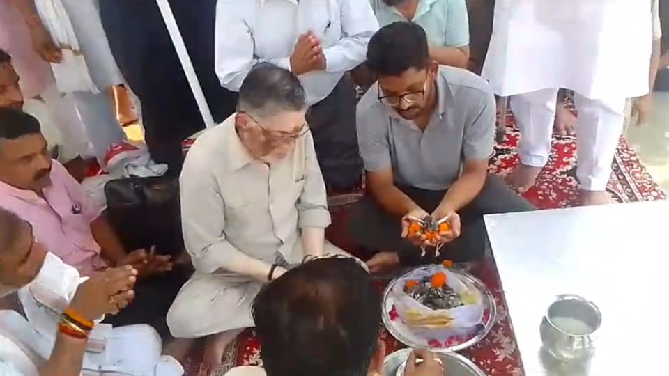 Haridwar News Ashes of former Union Minister Santosh Gangwar  wife immersed in Ganga