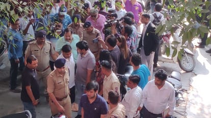 गुप्ता बंधुओं को ले जाती पुलिस