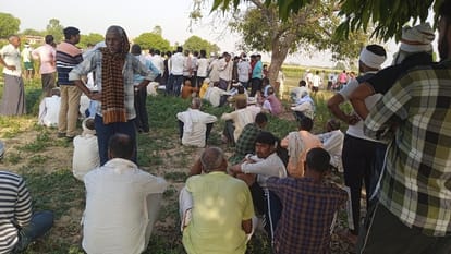 गांव  रठेरा में एकत्रित ग्रामीण