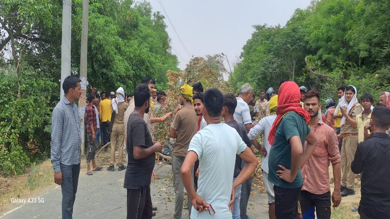 Teenager dies due to magic collision, sister injured, family members block the road