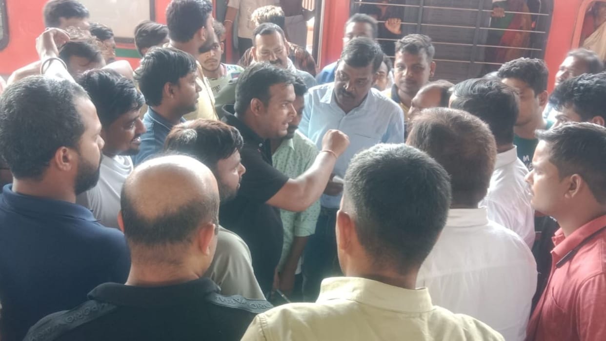 Passengers created ruckus when summer special train AC broke down in chandauli