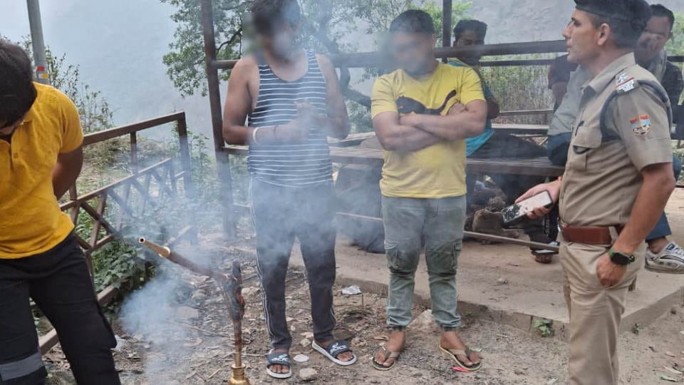 Chardham Yatra 2024 Rudraprayag police Caught Three youths for Take hookah on roadside in Phata Kedarnath