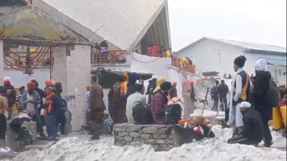 Hemkund Sahib Yatra 2024: Devotees reaching through Aastha Path amidst snow  ban on making reels and videos