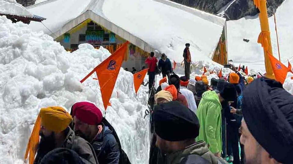 Hemkund Sahib Yatra 2024: Devotees reaching through Aastha Path amidst snow  ban on making reels and videos