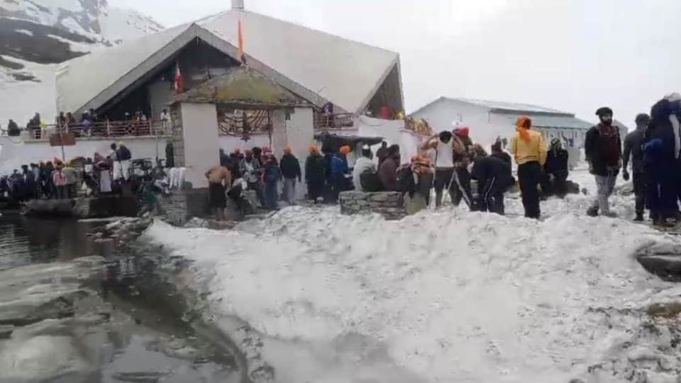 Hemkund Sahib Yatra 2024: Devotees reaching through Aastha Path amidst snow  ban on making reels and videos