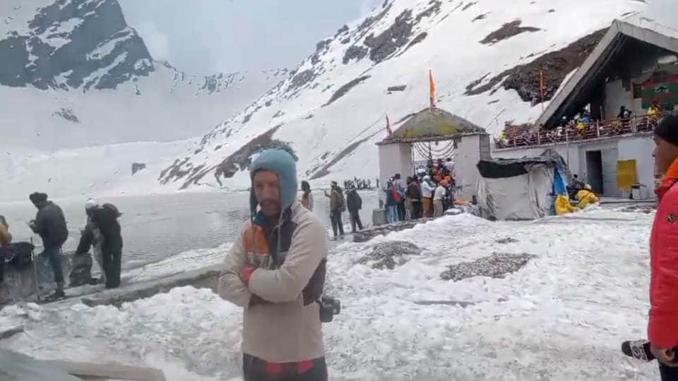 Hemkund Sahib Yatra 2024: Devotees reaching through Aastha Path amidst snow  ban on making reels and videos