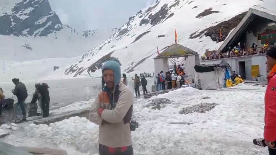 Hemkund Sahib Yatra 2024: Devotees reaching through Aastha Path amidst snow  ban on making reels and videos