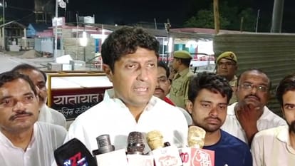 ईवीएम में गड़बड़ी की सूचना पर मुंडेरा मंडी पहुंचे कांग्रेस प्रत्याशी उज्जवल रमण।