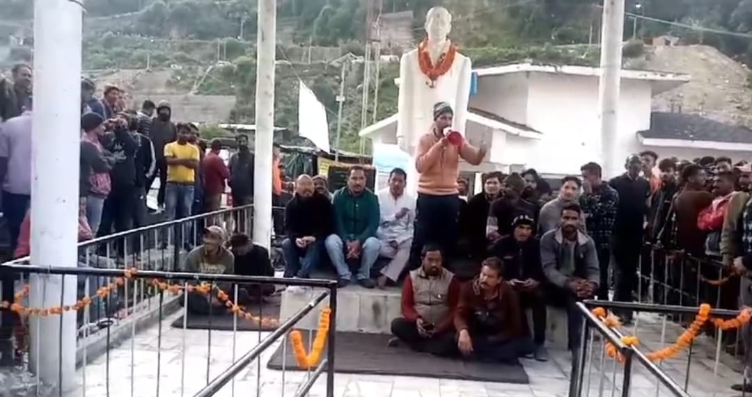 Yamunotri Dham Protest by people associated with Chardham Yatra in Jankichatti for many Demands
