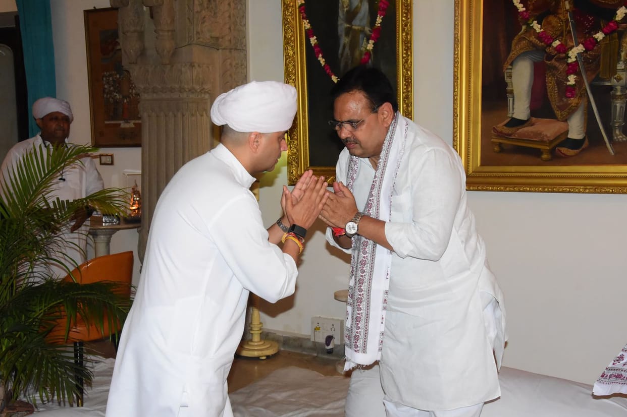 Gwalior: CM Bhajanlal, Shivraj and Umabharti came to pay tribute to the queen mother of Scindia family.