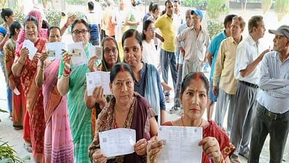 Prayagraj: कहीं जातीय समीकरण तो कहीं रोजगार व विकास के मुद्दे पर पड़े वोट, मतदाताओं ने अंत तक साधे रखी चुप्पी Somewhere the votes were cast on caste equation and somewhere on the issue of employment,