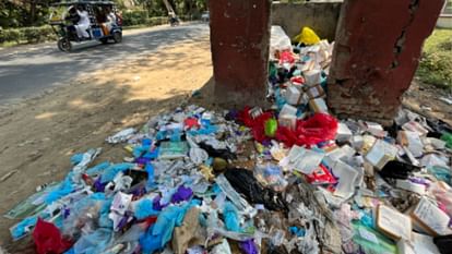 Medical waste thrown in open near BHU KN Uduppa