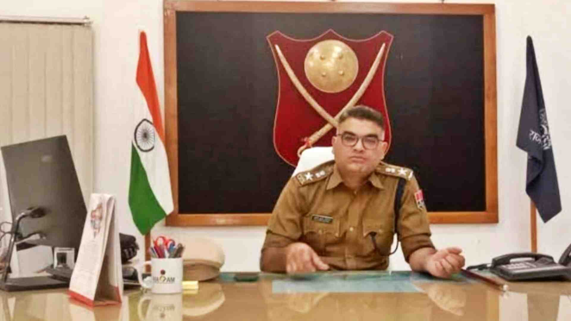 मामले की जानकारी देते पुलिस अधिकारी।