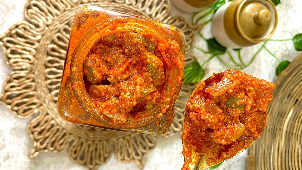 Mango Pickle Recipe in hindi aam ka achar banane ki vidhi bataiye