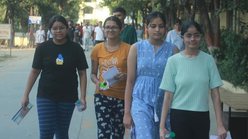 Moradabad: JEE Advanced paper started late by 40 minutes, students and parents remained worried