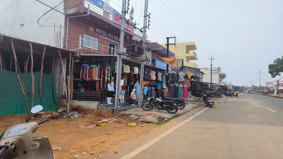 People rejected call of Naxal bandh there was excitement in weekly market in Bijapur