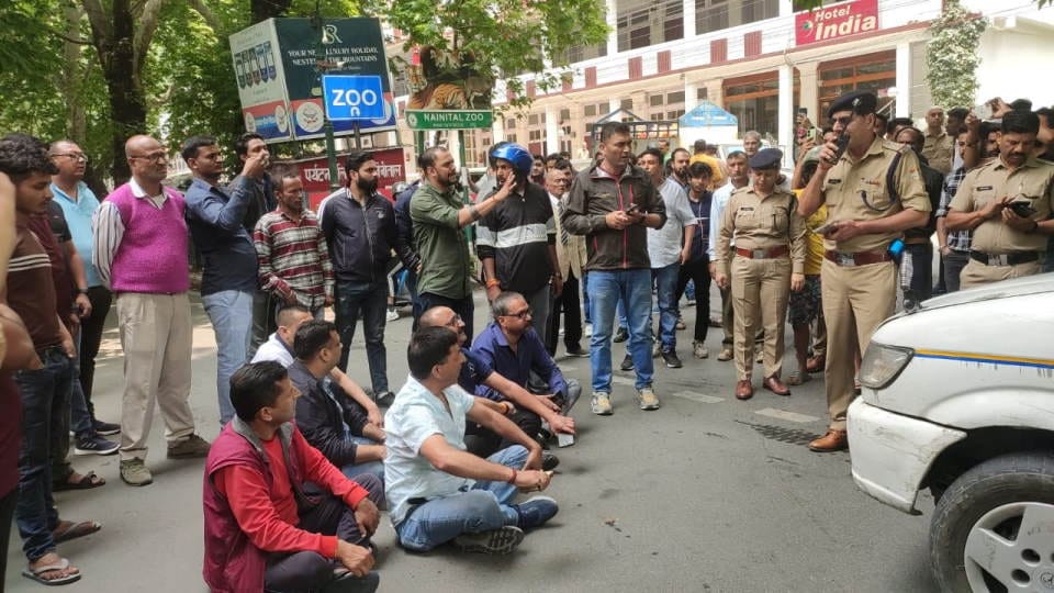 Nainital News Huge Crowd of Tourists and vehicle stopped on Mall Road tourism business man Protest Photos