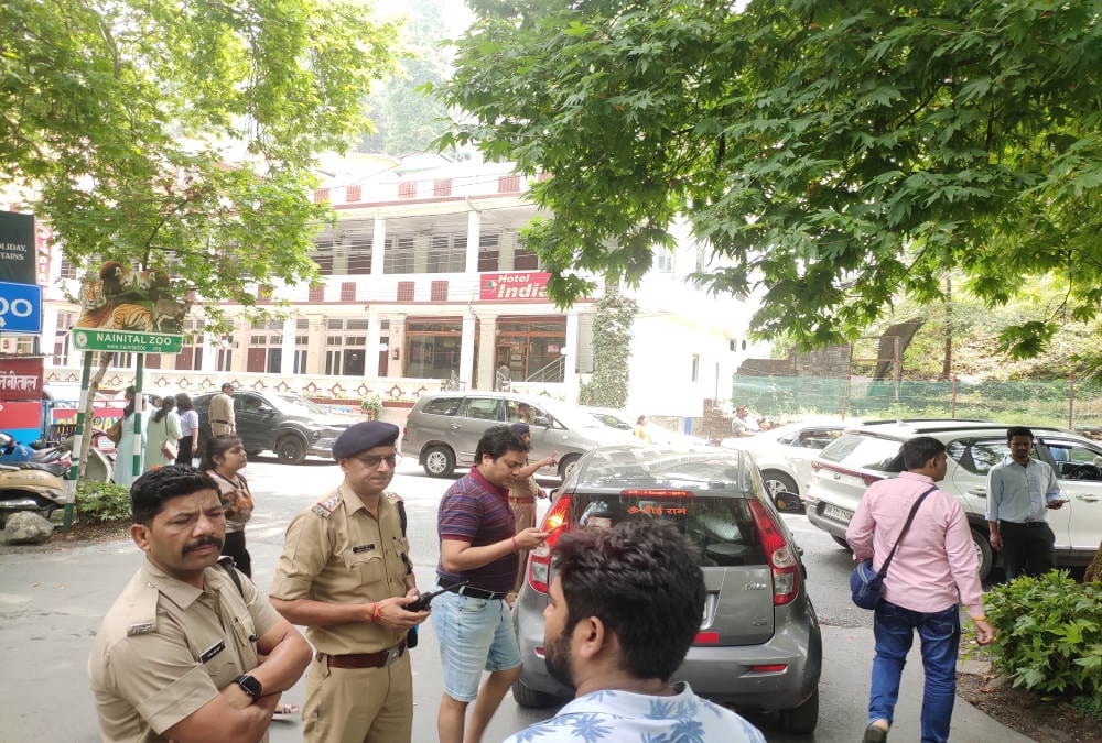 Nainital News Huge Crowd of Tourists and vehicle stopped on Mall Road tourism business man Protest Photos