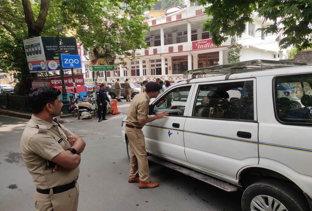 Nainital News Huge Crowd of Tourists and vehicle stopped on Mall Road tourism business man Protest Photos