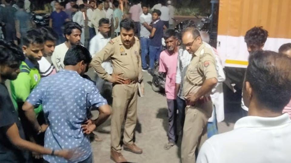 Moradabad: AC mechanic riding a bike was crushed by a truck, the driver fled leaving the vehicle behind.