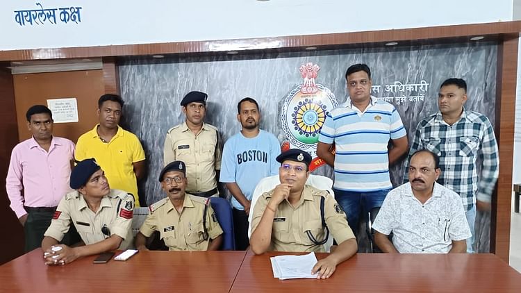 Sakti: शेयर बाजार में पैसा लगाने के नाम पर करता था ठगी, पुलिस ने आरोपी को किया गिरफ्तार