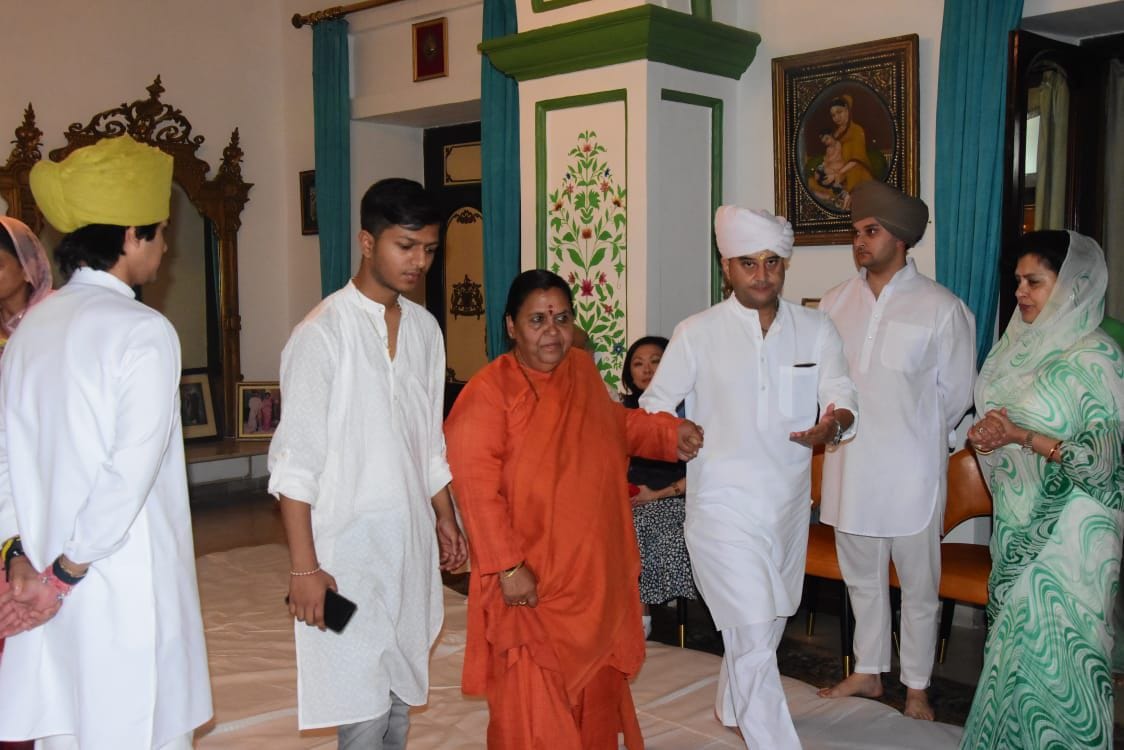 Gwalior: CM Bhajanlal, Shivraj and Umabharti came to pay tribute to the queen mother of Scindia family.