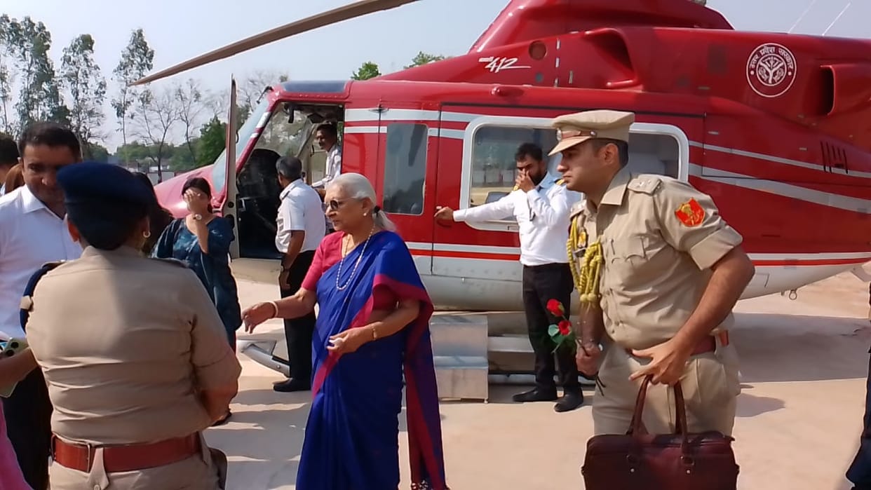 UP Governor Anandiben Patel reached Bhadohi Airport