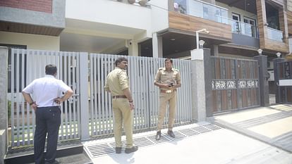 Lucknow Retired IAS wife murder call to 112 did not go through had to go to police post and give information