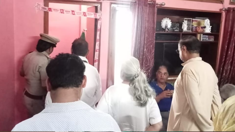 Lucknow Retired IAS wife murder call to 112 did not go through had to go to police post and give information