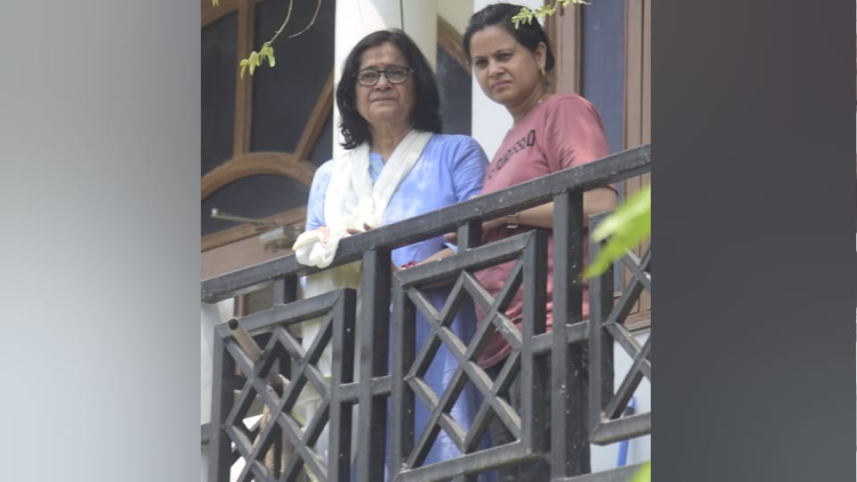 Lucknow Retired IAS wife murder call to 112 did not go through had to go to police post and give information