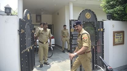 Lucknow Retired IAS wife murder call to 112 did not go through had to go to police post and give information