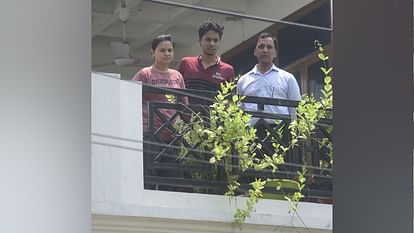 Lucknow Retired IAS wife murder call to 112 did not go through had to go to police post and give information