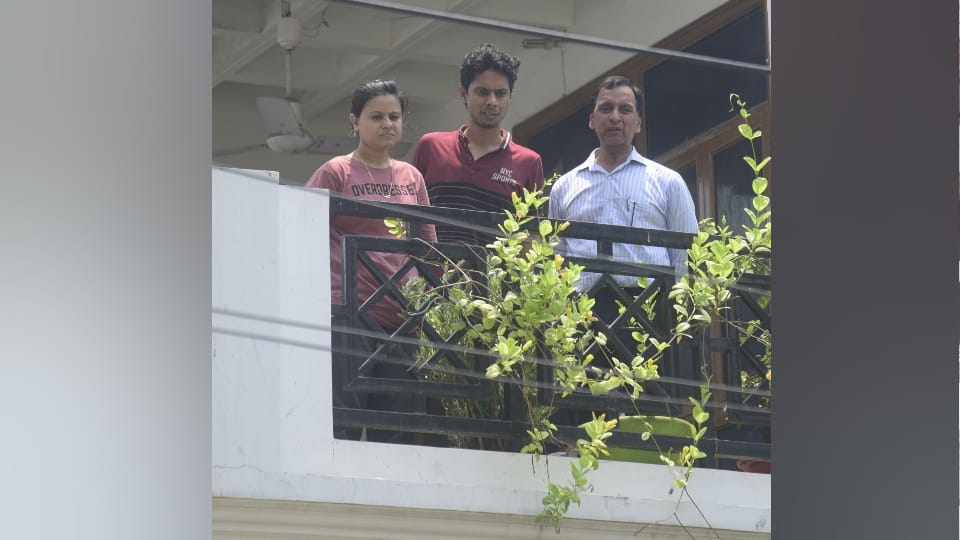 Lucknow Retired IAS wife murder call to 112 did not go through had to go to police post and give information
