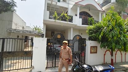 Lucknow Retired IAS wife murder call to 112 did not go through had to go to police post and give information