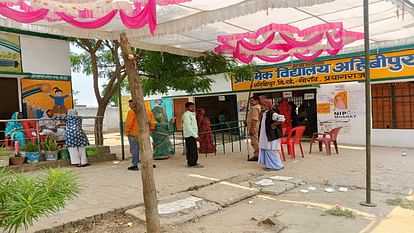 Prayagraj: कहीं जातीय समीकरण तो कहीं रोजगार व विकास के मुद्दे पर पड़े वोट, मतदाताओं ने अंत तक साधे रखी चुप्पी Somewhere the votes were cast on caste equation and somewhere on the issue of employment,