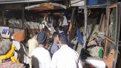 Dumper collides with bus parked at dhaba in Shahjahanpur see photos of road accident