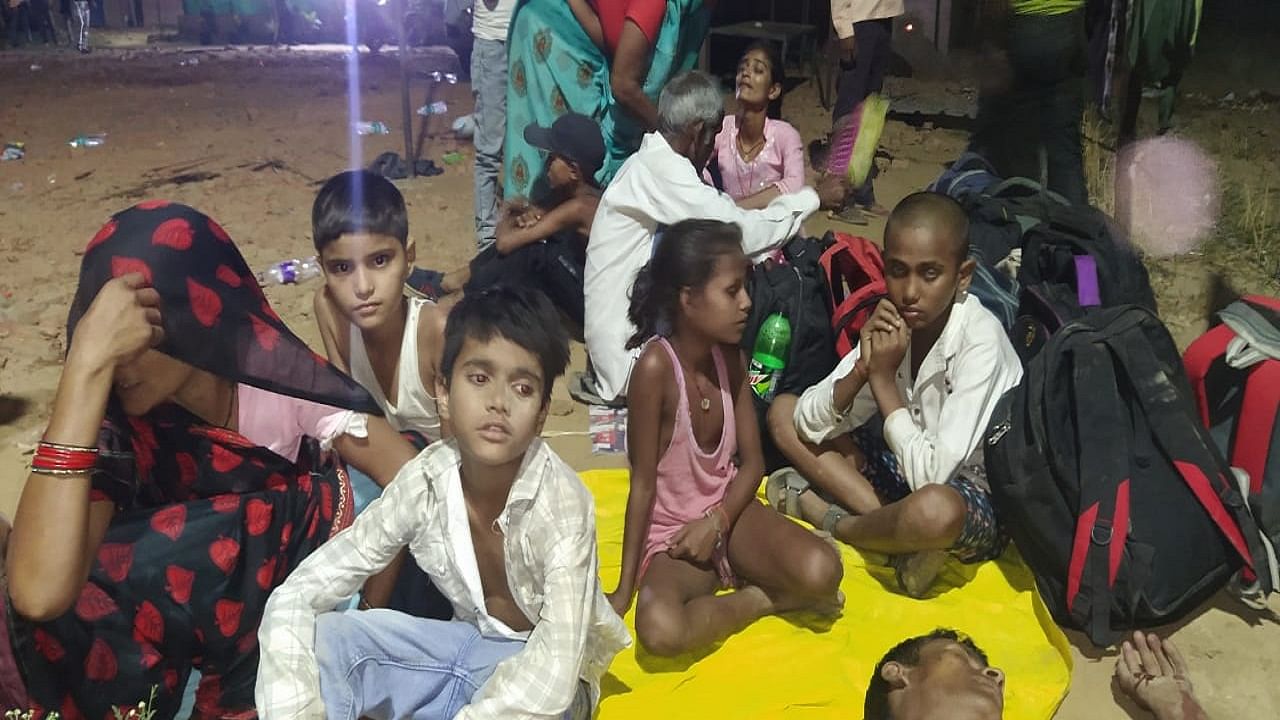 शाहजहांपुर हादसा: घटना से सहमे बच्चे व महिलाएं - फोटो : अमर उजाला