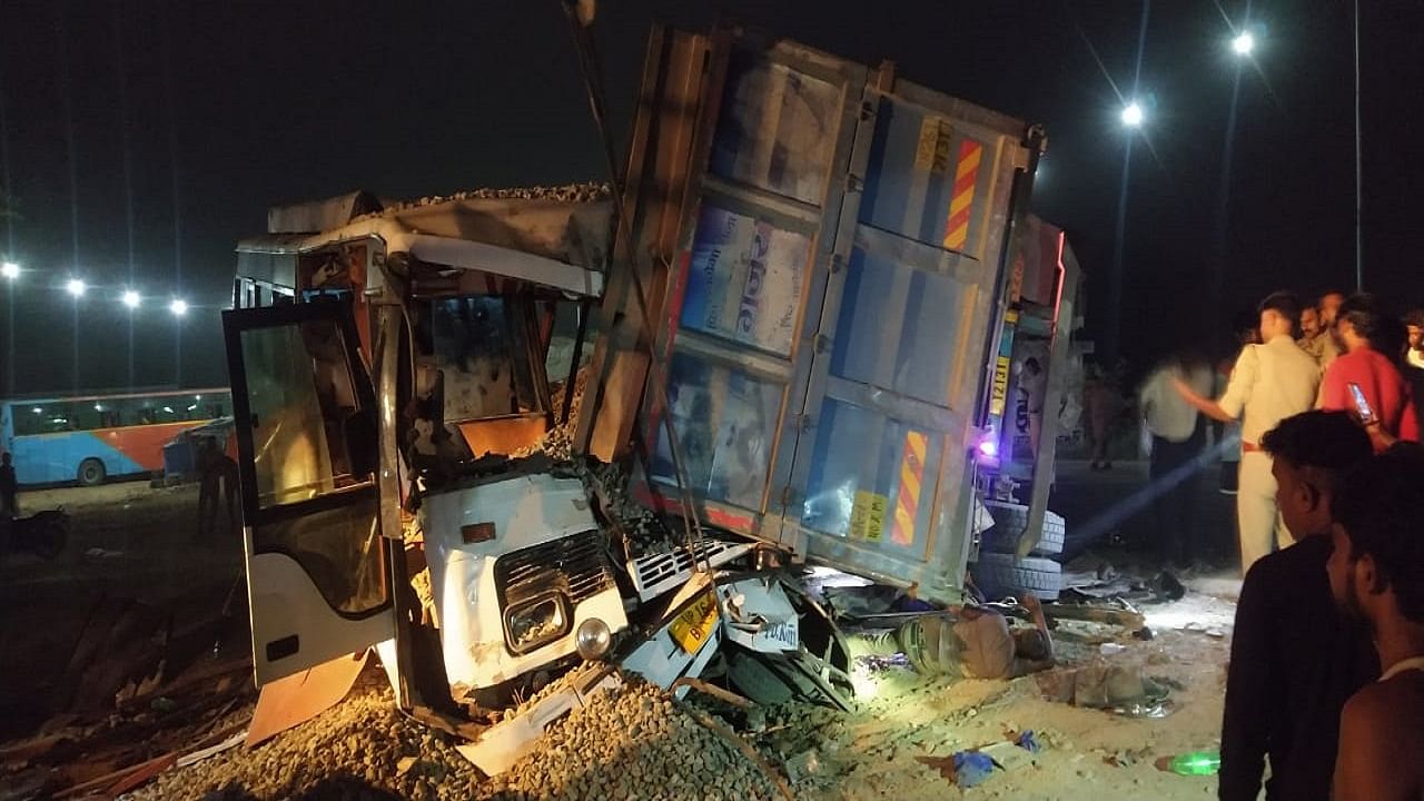 शाहजहांपुर हादसा: बस के ऊपर पलटा डंपर - फोटो : अमर उजाला