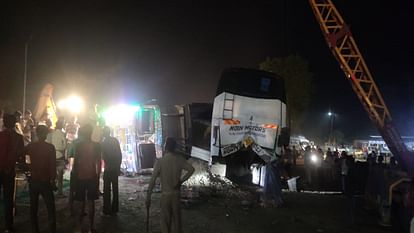 Dumper collides with bus parked at dhaba in Shahjahanpur see photos of road accident