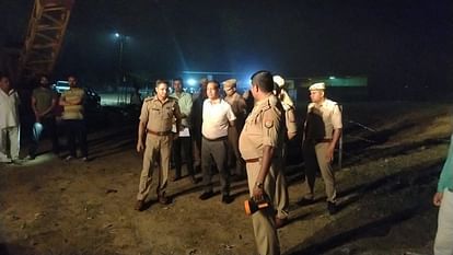 तस्वीरें: पलक झपकते ही मौत की नींद सो गईं 11 जिंदगियां, सड़क पर लग गया लाशों का ढेर; अपनों को तलाशते रहे परिजन Dumper collides with bus parked at dhaba in Shahjahanpur see photos of road accident