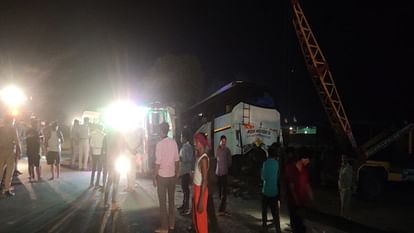 Dumper collides with bus parked at dhaba in Shahjahanpur see photos of road accident