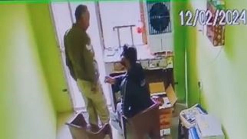 Police recovery from liquor shop in Mainpuri video of constable taking money goes viral