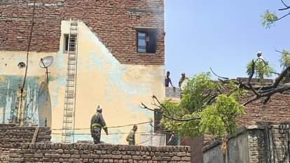 तिमंजिला मकान में लगी आग