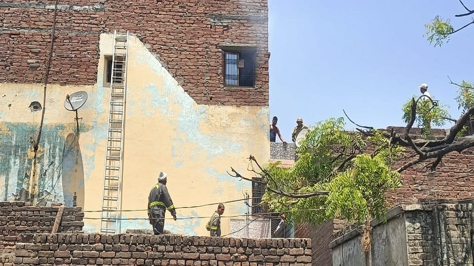 Fire broke out in a three-storey house in Kasganj family came out in time goods worth lakhs burnt